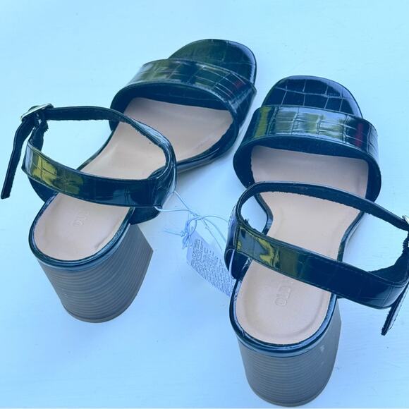Old Navy Black Jack Heel Ankle Strap Sandals
Sz 8
NWT - Picture 4 of 9
